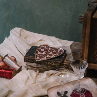 Plateau Cœur Rose signé Boncoeurs, création artisanale en métal doré et émaillé de rose, symbole d’amour et de lumière, disponible chez la boutique Coton en Herbe.