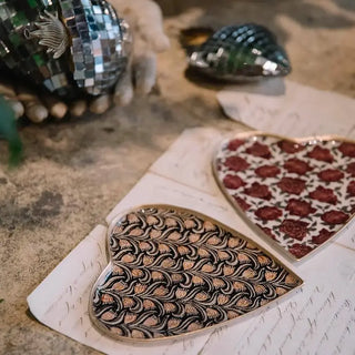 Plateau Cœur Albizia signé Boncoeurs, création artisanale en métal doré et émaillé de teintes rosées, symbole d’amour et de délicatesse, proposé par la boutique Coton en Herbe.