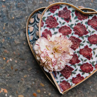 Plateau Cœur Rose signé Boncoeurs, création artisanale en métal doré et émaillé de rose, symbole d’amour et de lumière, disponible chez la boutique Coton en Herbe.