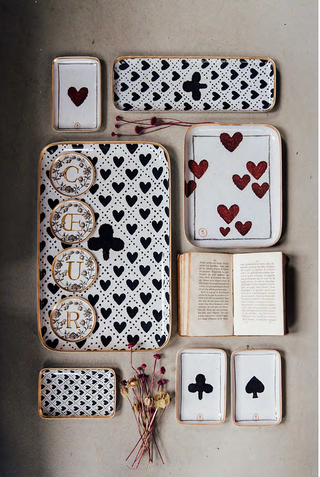 Plateau Rectangulaire Les Cœurs en métal doré signé Boncoeurs, création artisanale poétique et symbolique, célébrant l’amour et la lumière, proposée par la boutique Coton en Herbe.
