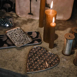 Plateau Cœur Albizia signé Boncoeurs, création artisanale en métal doré et émaillé de teintes rosées, symbole d’amour et de délicatesse, proposé par la boutique Coton en Herbe.