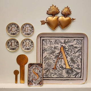 Plateau Quatro Enluminure Lettre A en métal doré signé Boncoeurs, création artisanale inspirée des enluminures médiévales, alliance d’art sacré et de délicatesse, disponible chez la boutique Coton en Herbe.