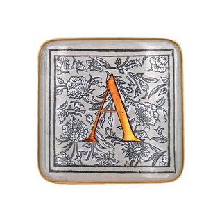 Plateau Quatro Enluminure Lettre A en métal doré signé Boncoeurs, création artisanale inspirée des enluminures médiévales, alliance d’art sacré et de délicatesse, disponible chez la boutique Coton en Herbe.