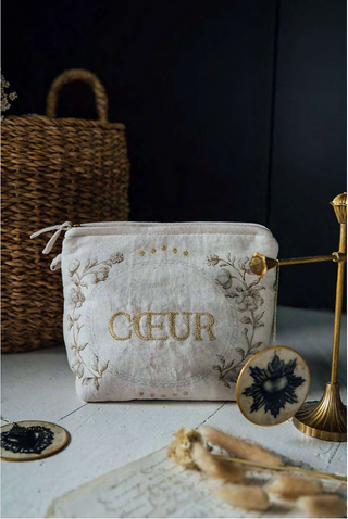 Pochette Enluminure Cœur signée Boncoeurs, création textile artisanale brodée et dorée, symbole d’amour et de lumière, proposée par la boutique Coton en Herbe