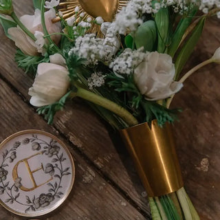 Anneau de bouquet en métal doré signé Boncoeurs, création artisanale raffinée pour sublimer vos compositions florales, disponible chez la boutique Coton en Herbe.