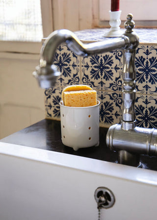 Pot à éponge en céramique blanche Alix D. Reynis, pièce artisanale au charme français, proposé par la boutique Coton en Herbe.