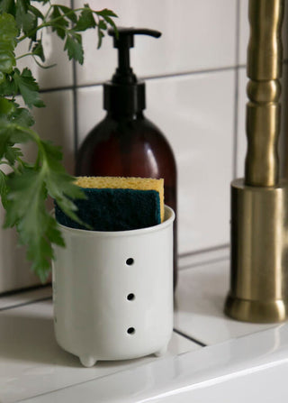 Pot à éponge en céramique blanche Alix D. Reynis, pièce artisanale au charme français, proposé par la boutique Coton en Herbe.