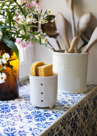 Pot à éponge en porcelaine blanche Alix D. Reynis, pièce artisanale au charme français, proposé par la boutique Coton en Herbe.