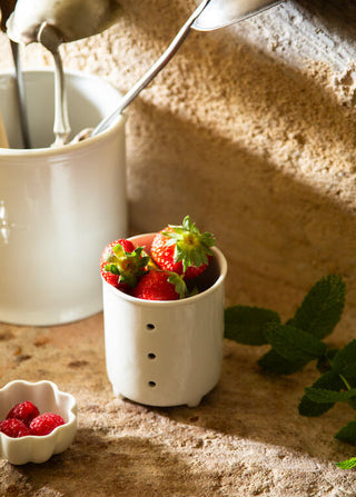 Pot à éponge en céramique blanche Alix D. Reynis, pièce artisanale au charme français, proposé par la boutique Coton en Herbe.