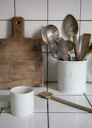 Pot à ustensiles en porcelaine blanche signé Alix D. Reynis, au design raffiné et intemporel, disponible chez Coton en Herbe.