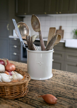 Pot à ustensiles en porcelaine blanche signé Alix D. Reynis, disponible chez Coton en Herbe
