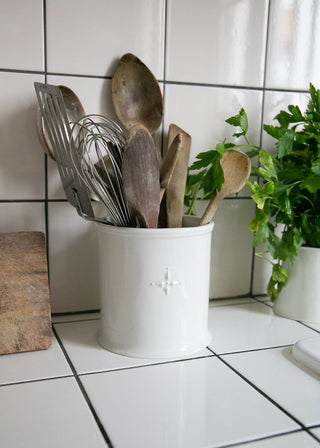 Pot à ustensiles en porcelaine blanche signé Alix D. Reynis, au design raffiné et intemporel, disponible chez Coton en Herbe