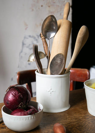 Pot à ustensiles en porcelaine blanche signé Alix D. Reynis, au design raffiné et intemporel, disponible chez Coton en Herbe.