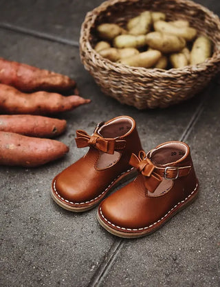 chaussures petit nord en cuir camel box , coton en herbe