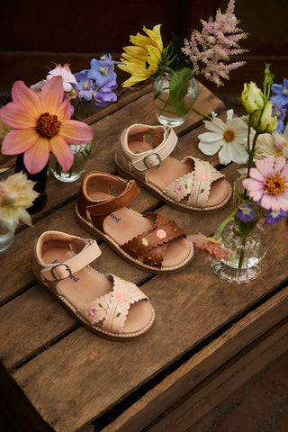 Sandale enfant petit nord fleurs brodées cognac chez coton en herbe 