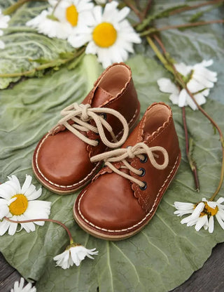 Bottes enfant Scallop Boot en cuir marron, posées Petit Nord chez Coton en Herbe