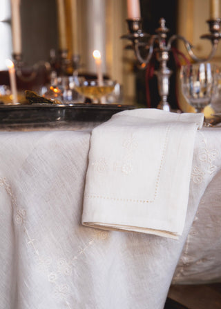 Serviette de table Blanc brodé signé Alix D reynis Chez Coton en Herbe