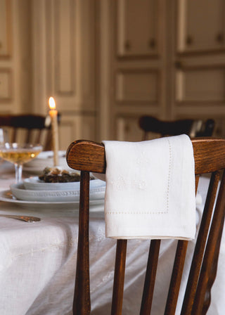 Serviette de table Blanc brodé signé Alix D reynis Chez Coton en Herbe