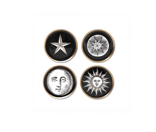 Sous-verres Astrology en métal doré signés Boncoeurs, créations artisanales inspirées des signes du zodiaque, disponibles chez la boutique Coton en Herbe.