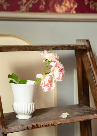 Timbale Godron en porcelaine blanche signée Alix D. Reynis, pièce artisanale au design raffiné, disponible chez Coton en Herbe.