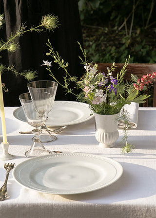 Timbale Godron en porcelaine blanche signée Alix D. Reynis, pièce artisanale au design raffiné, disponible chez Coton en Herbe.