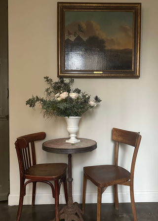 Vase à pied Médicis en porcelaine blanche signé Alix D. Reynis, création élégante et classique, disponible chez la boutique Coton en Herbe.
