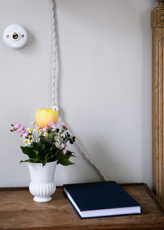 Vase Godron en porcelaine blanche signé Alix D. Reynis, création artisanale française au design intemporel, disponible chez Coton en Herbe.