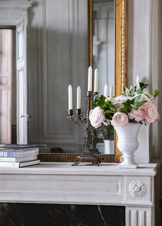 Vase à pied Médicis en porcelaine blanche signé Alix D. Reynis, création élégante et classique, disponible chez la boutique Coton en Herbe.