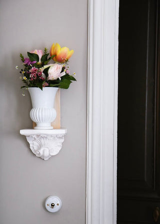 Vase Godron en porcelaine blanche signé Alix D. Reynis, création artisanale française au design intemporel, disponible chez Coton en Herbe.