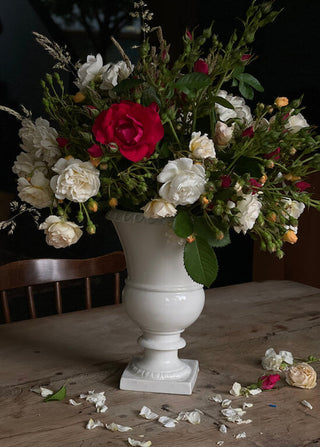 Vase à pied Médicis en porcelaine blanche signé Alix D. Reynis, création élégante et classique, disponible chez la boutique Coton en Herbe.