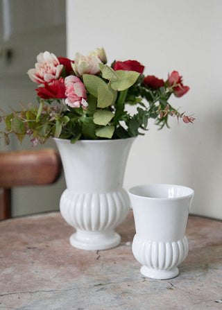 Vase Godron en porcelaine blanche signé Alix D. Reynis, création artisanale française au design intemporel, disponible chez Coton en Herbe.